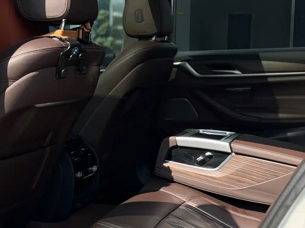 BMW 5 Series — миниатюра 6