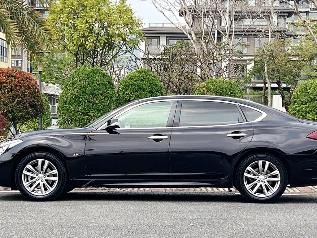 INFINITI Q70