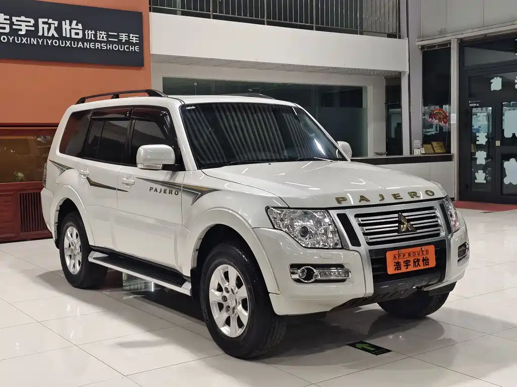 MITSUBISHI PAJERO
