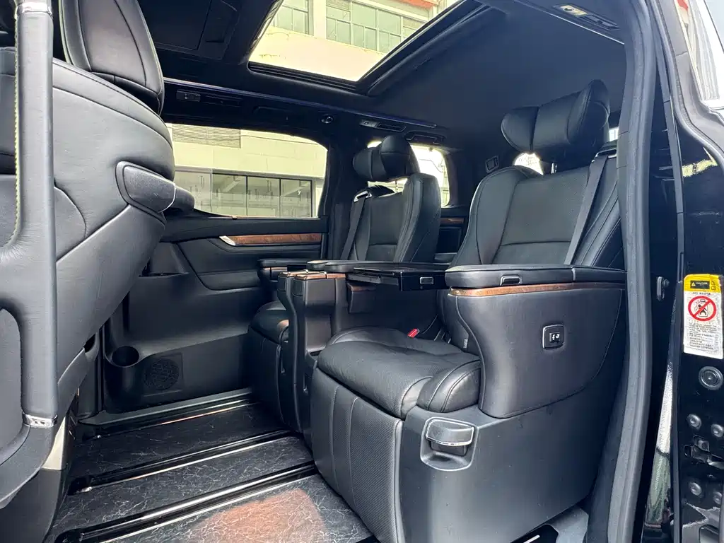 Toyota Alphard — миниатюра 10