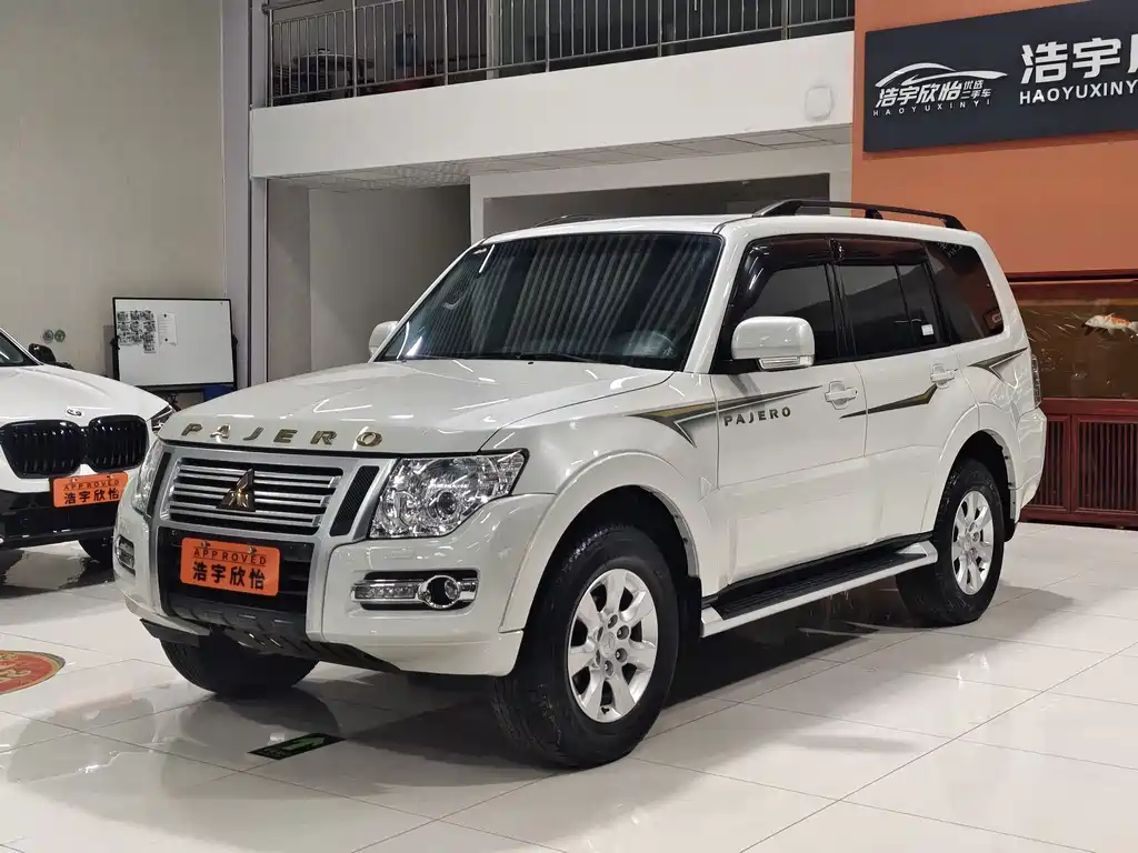 MITSUBISHI PAJERO