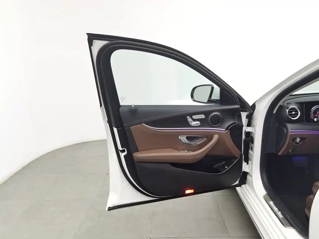 Mercedes-Benz E-Class — миниатюра 8