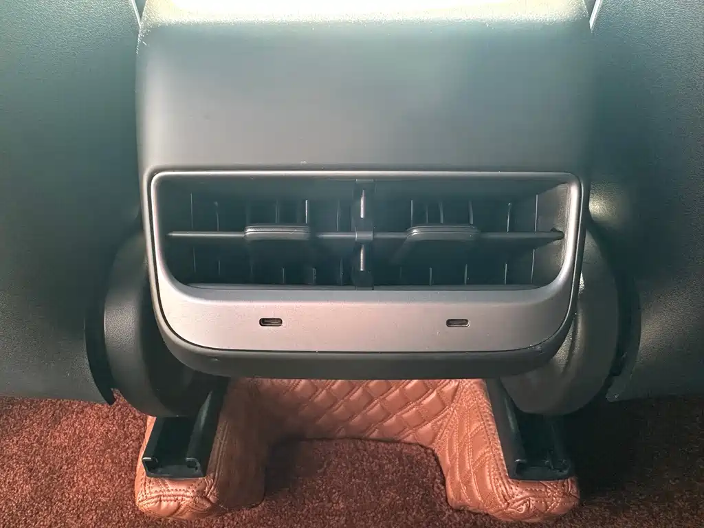 Tesla Model Y — миниатюра 17