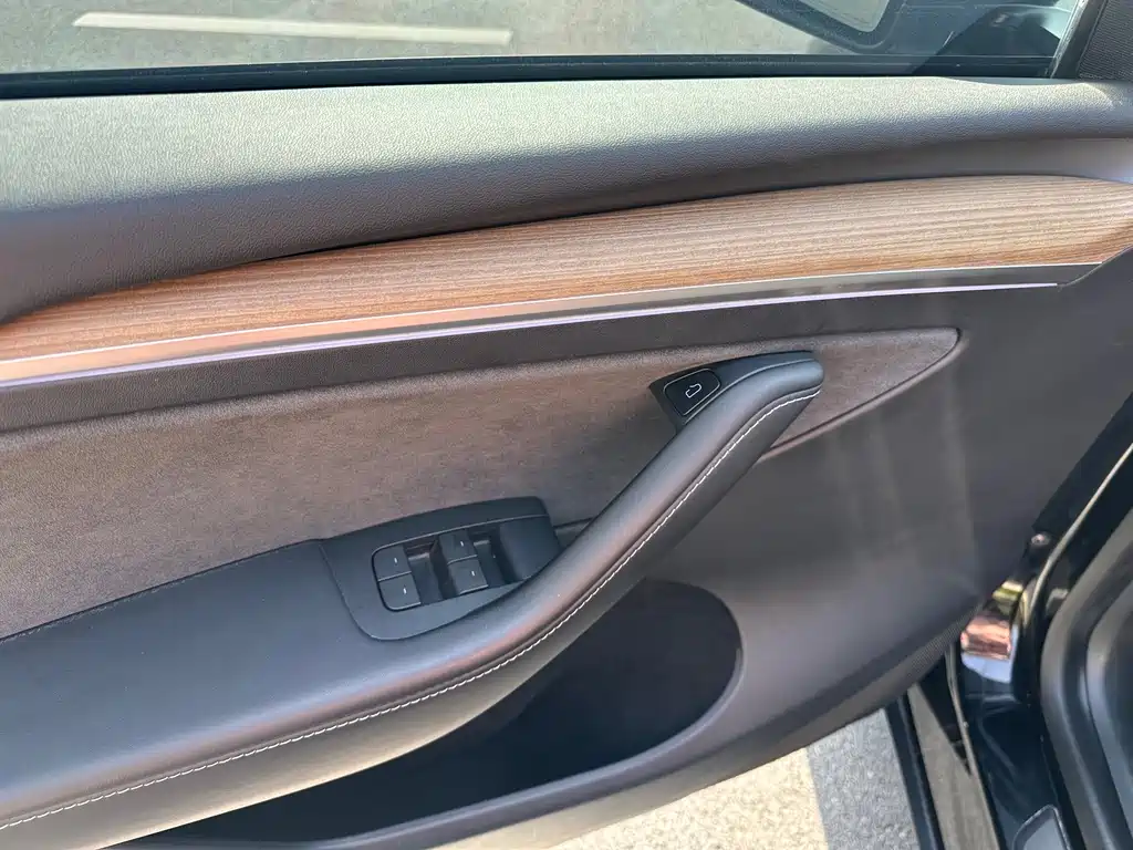 Tesla Model Y — миниатюра 18