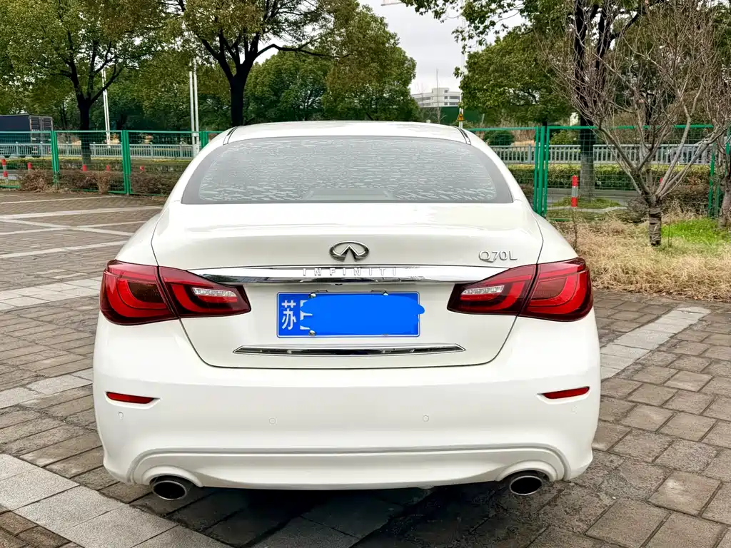 INFINITI Q70