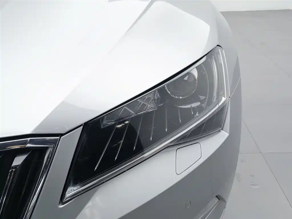 Skoda Superb 2016 TSI330 DSG