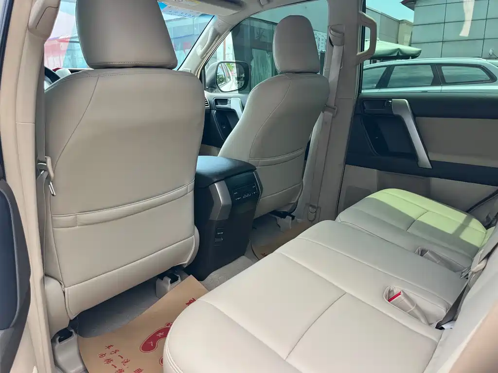 Toyota Land Cruiser Prado 2010 2.7L AT Standard
