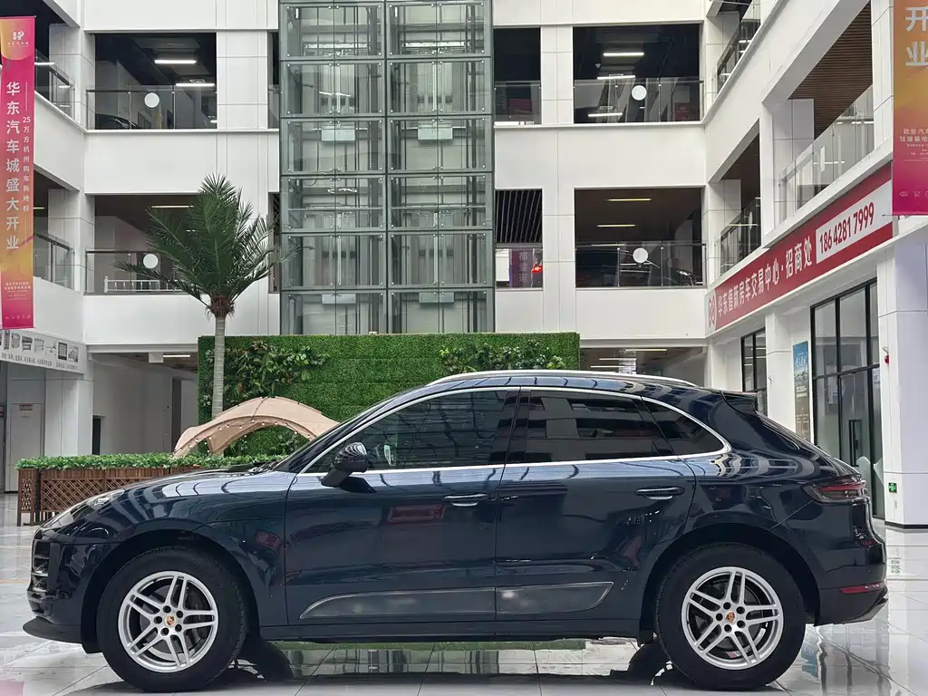 PORSCHE MACAN