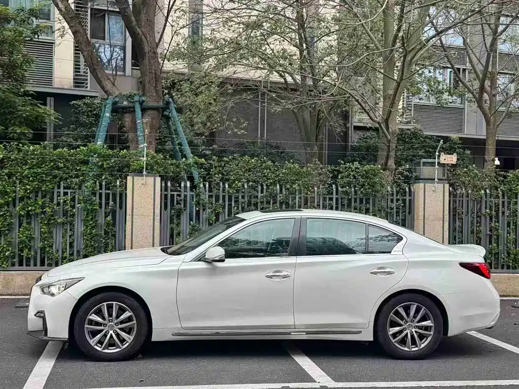 INFINITI Q50L