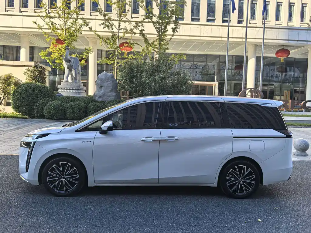GAC Motor Trumpchi E8 PHEV — миниатюра 2