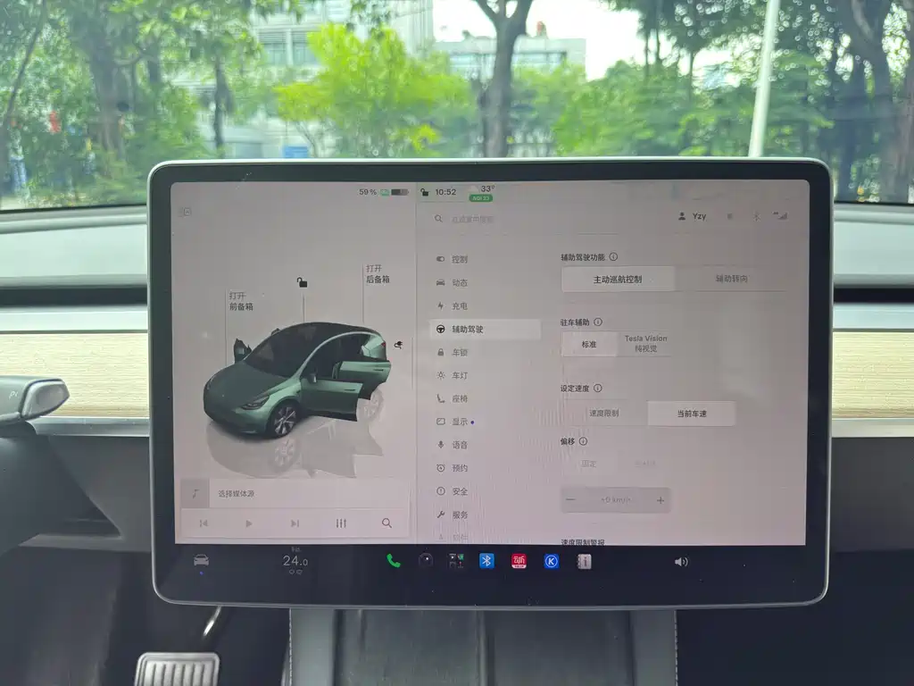 Tesla Model Y — миниатюра 12