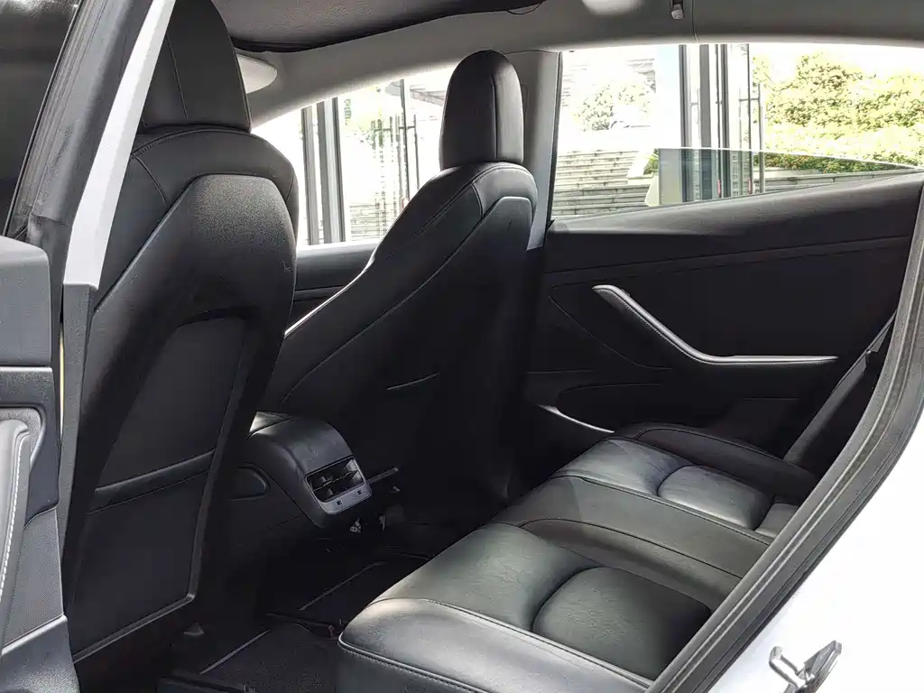 Tesla Model 3 — миниатюра 15