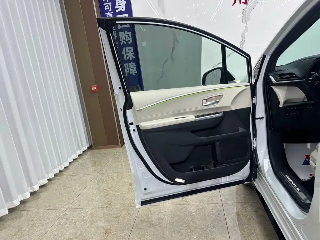 Toyota Sienna — миниатюра 16