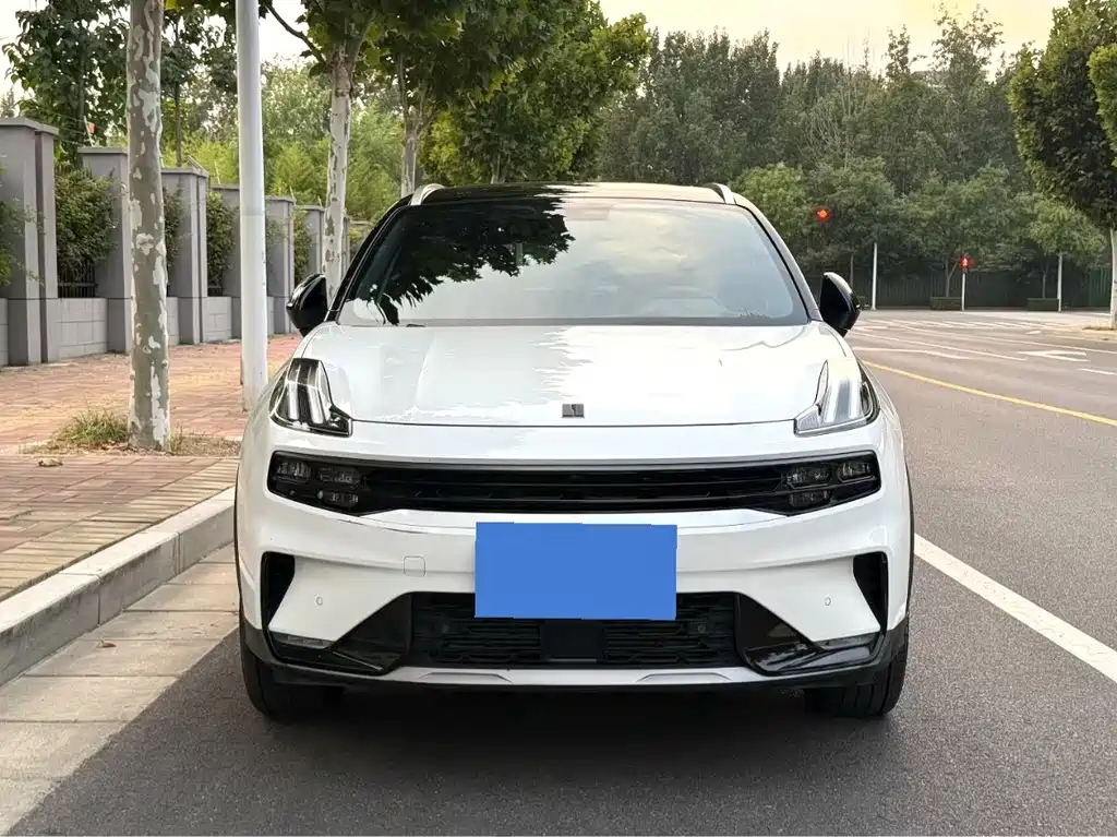 Lynk & Co 06