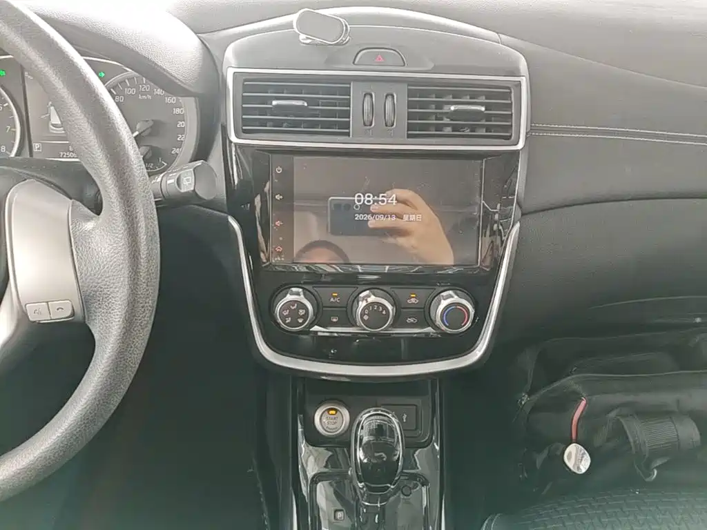 Nissan Tiida — миниатюра 13