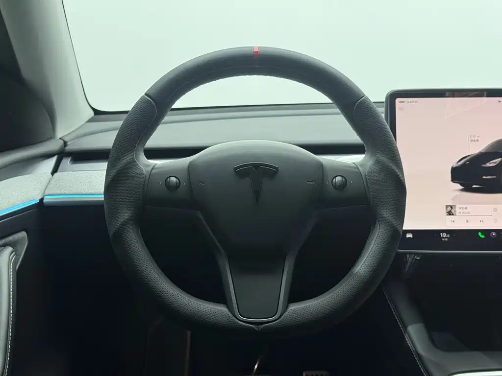 Tesla Model Y — миниатюра 15
