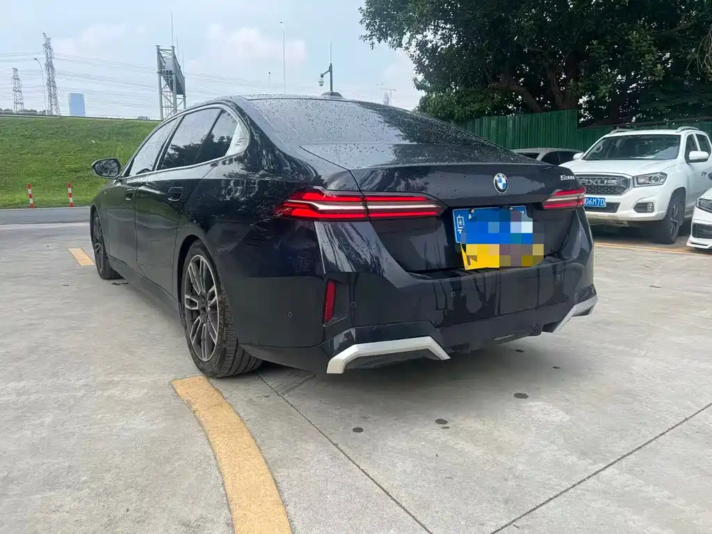 BMW 5 Series — миниатюра 6