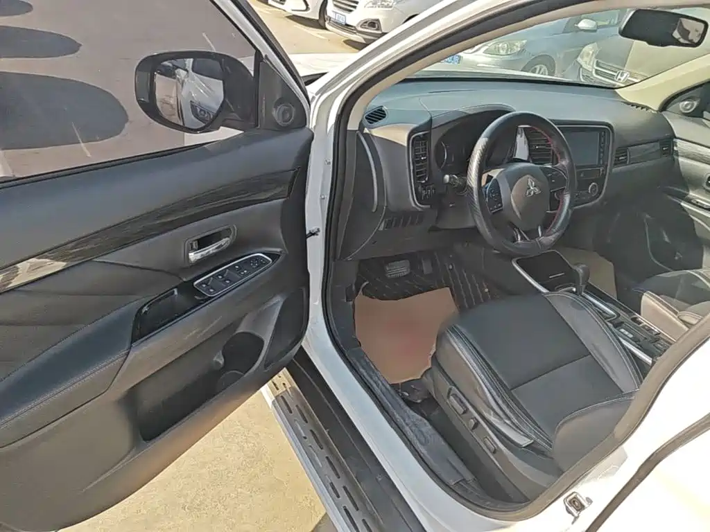 Mitsubishi Outlander — миниатюра 16