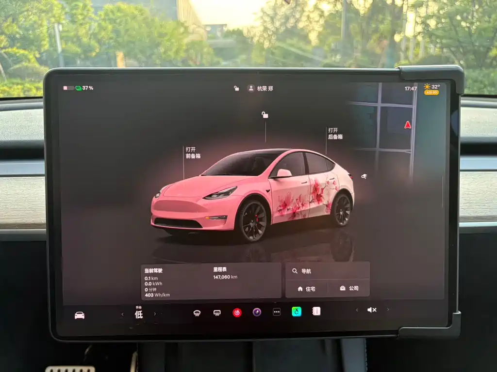 Tesla Model Y — миниатюра 18