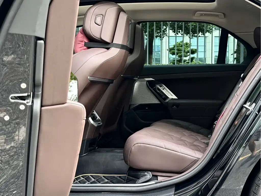 BMW 7 Series — миниатюра 14