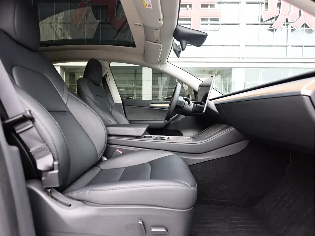 Tesla Model Y — миниатюра 12