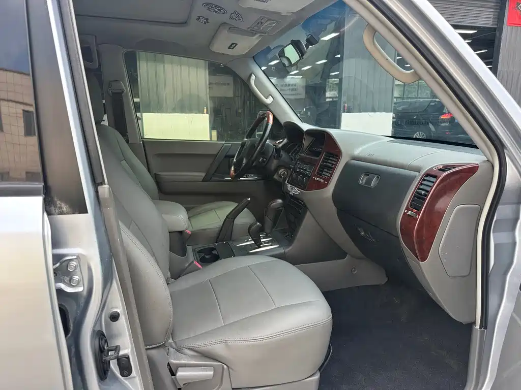 Mitsubishi Pajero — миниатюра 9