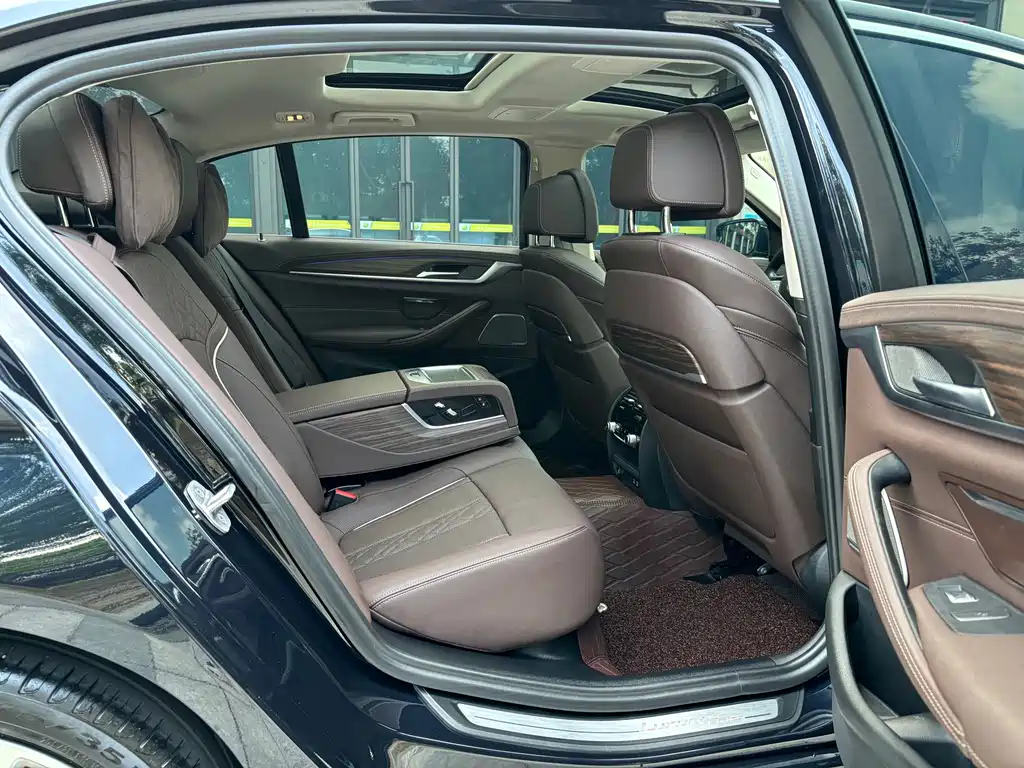 BMW 5 Series — миниатюра 8