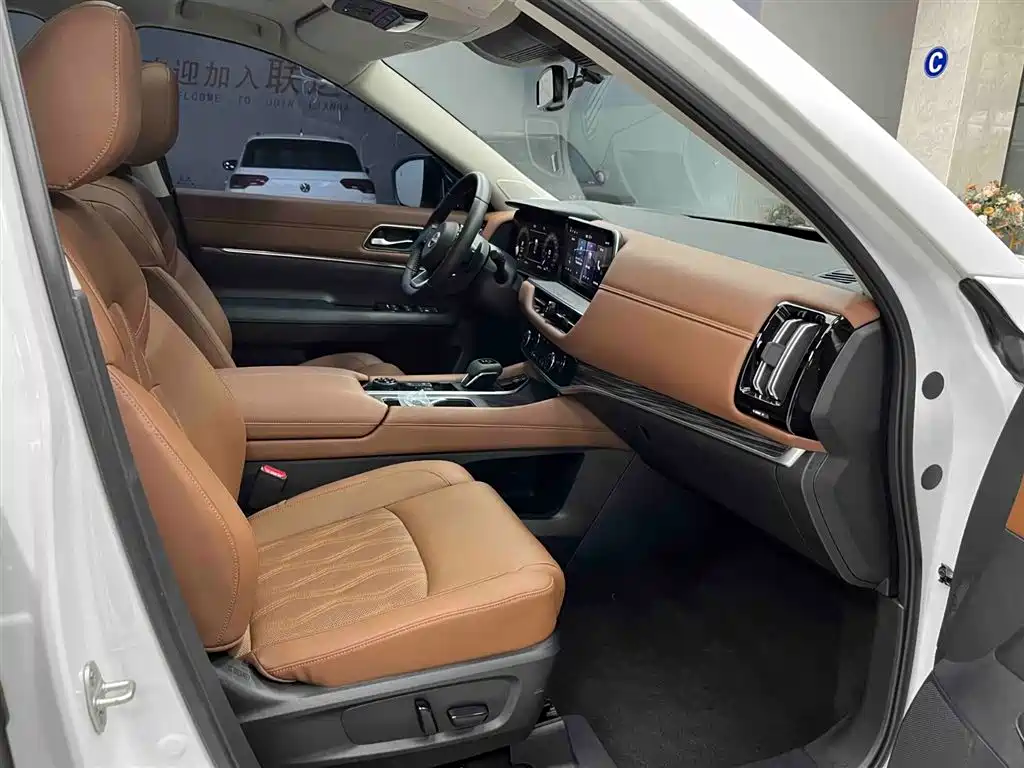 NISSAN EXPLORING THE LAND