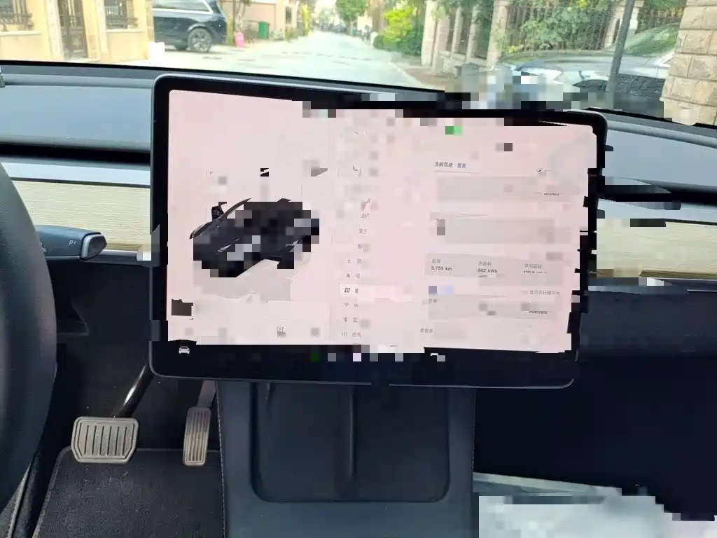 Tesla Model Y — миниатюра 6