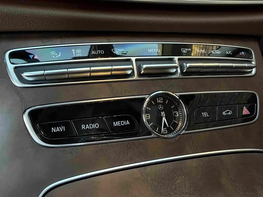 Mercedes-Benz E-Class — миниатюра 7