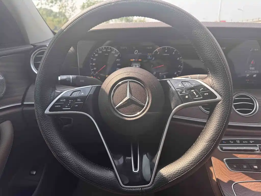 Mercedes-Benz E-Class — миниатюра 27