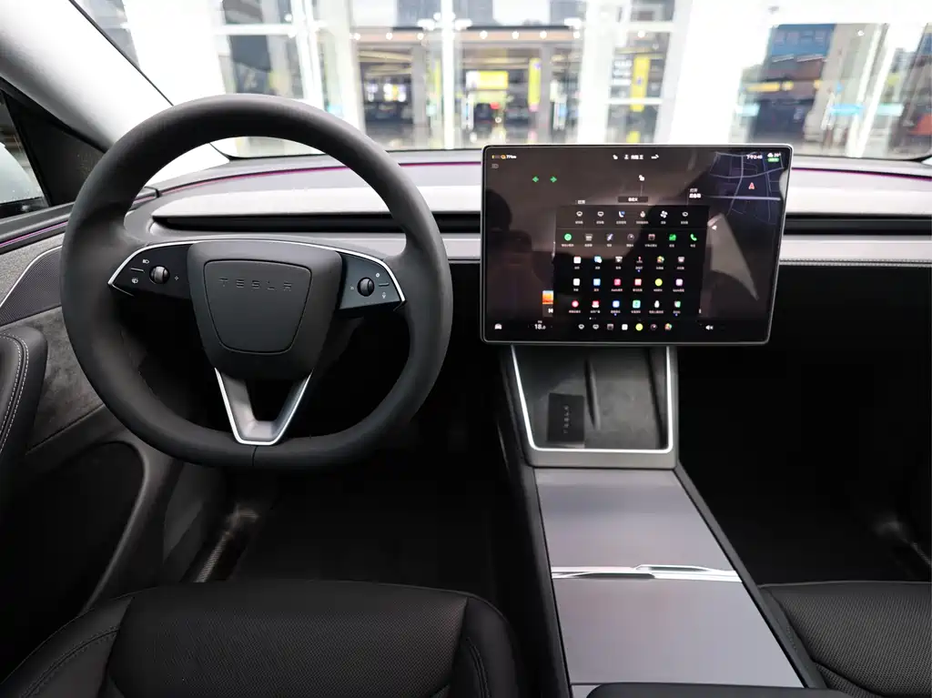 Tesla Model Y — миниатюра 10