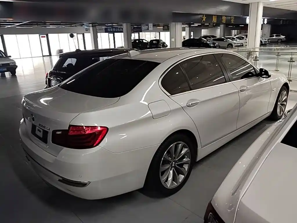 BMW 5 Series — миниатюра 7