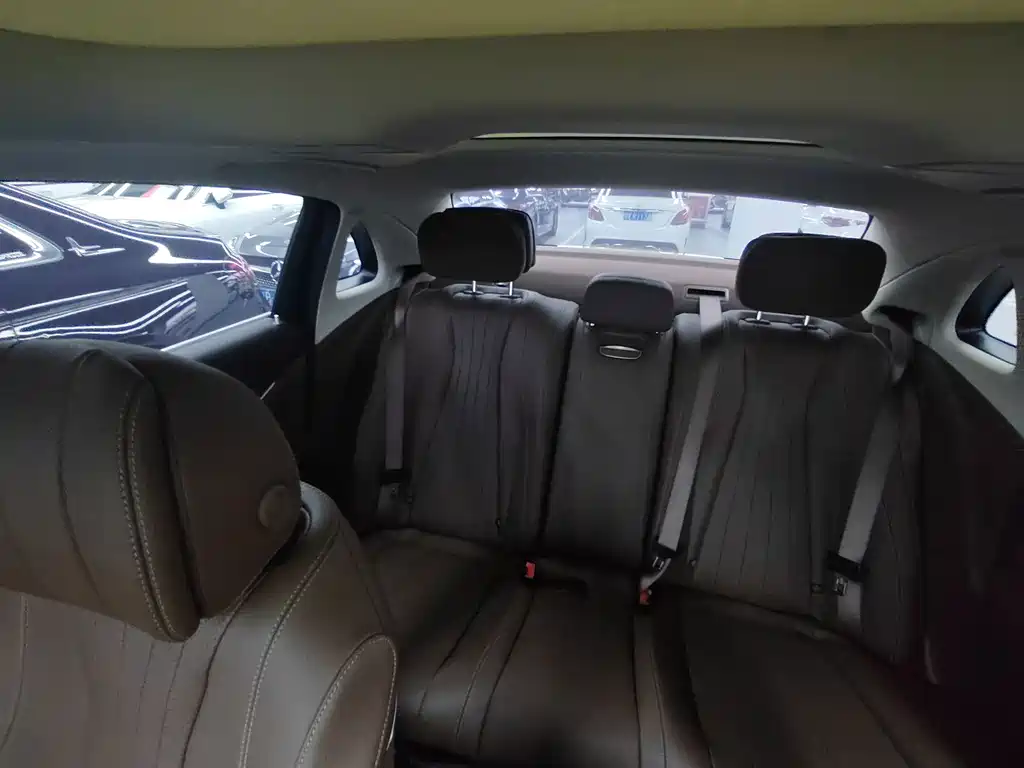 Mercedes-Benz E-Class — миниатюра 9