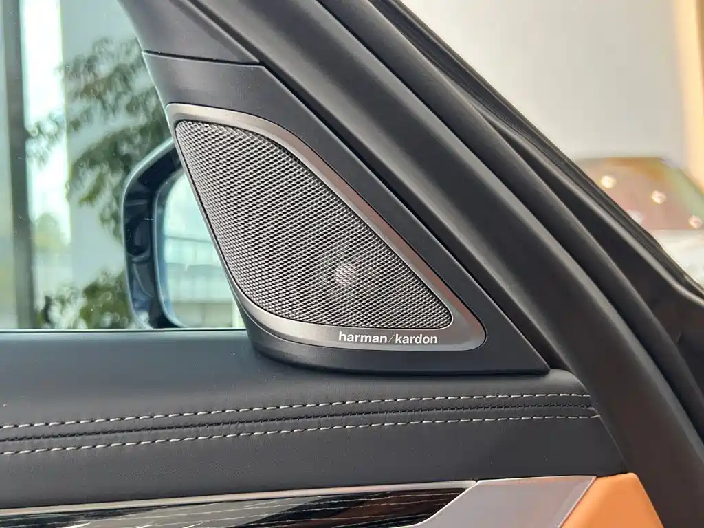 BMW 7 Series — миниатюра 13