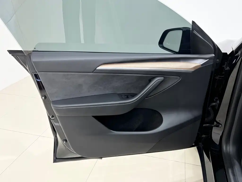 Tesla Model Y — миниатюра 18