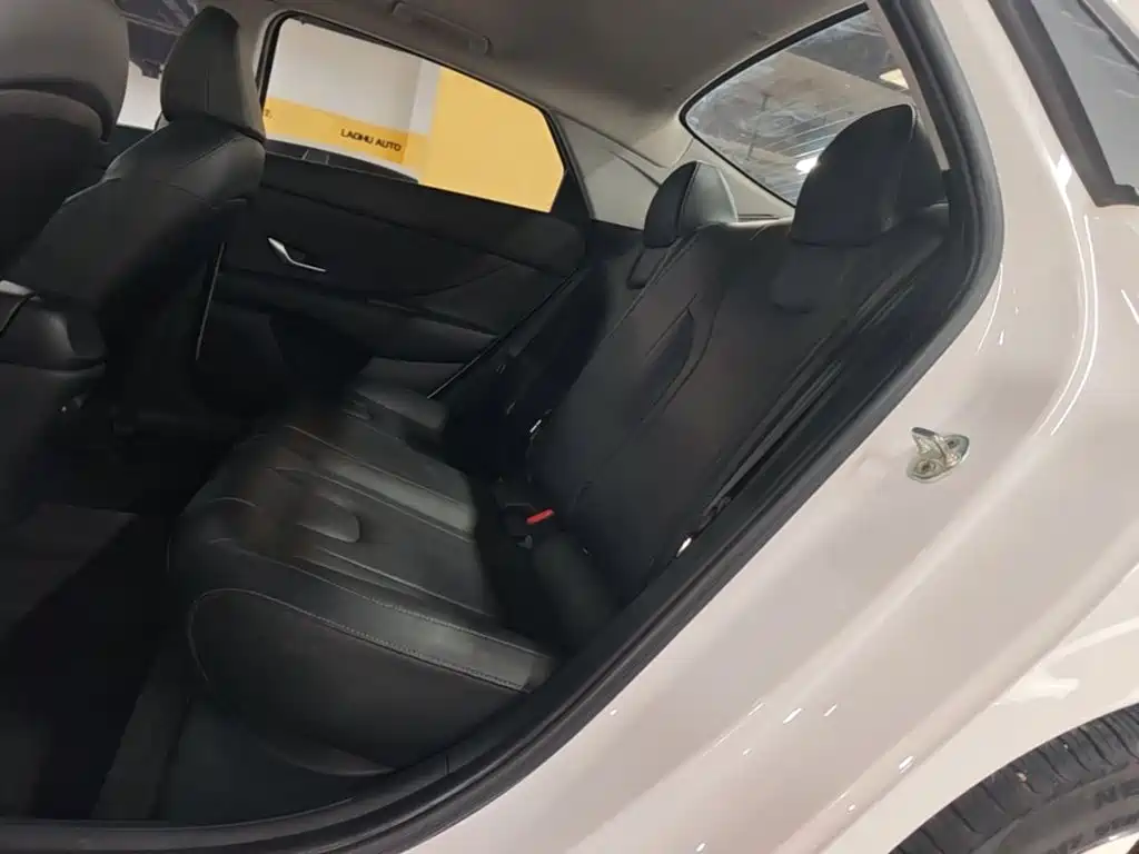 Hyundai Elantra — миниатюра 17