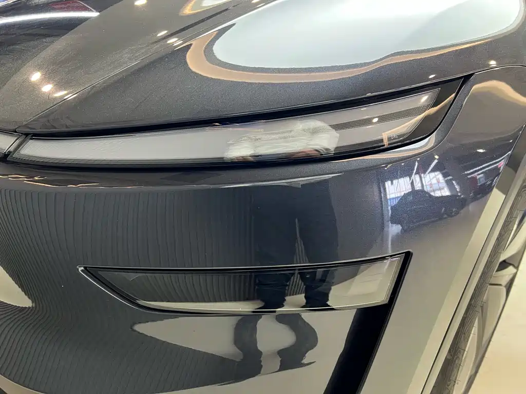Tesla Model Y — миниатюра 18