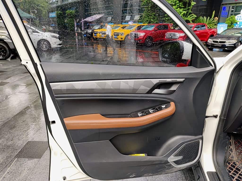 Geely Emgrand X6 1.4 л 2022 г. Белый, пробег 38000 км