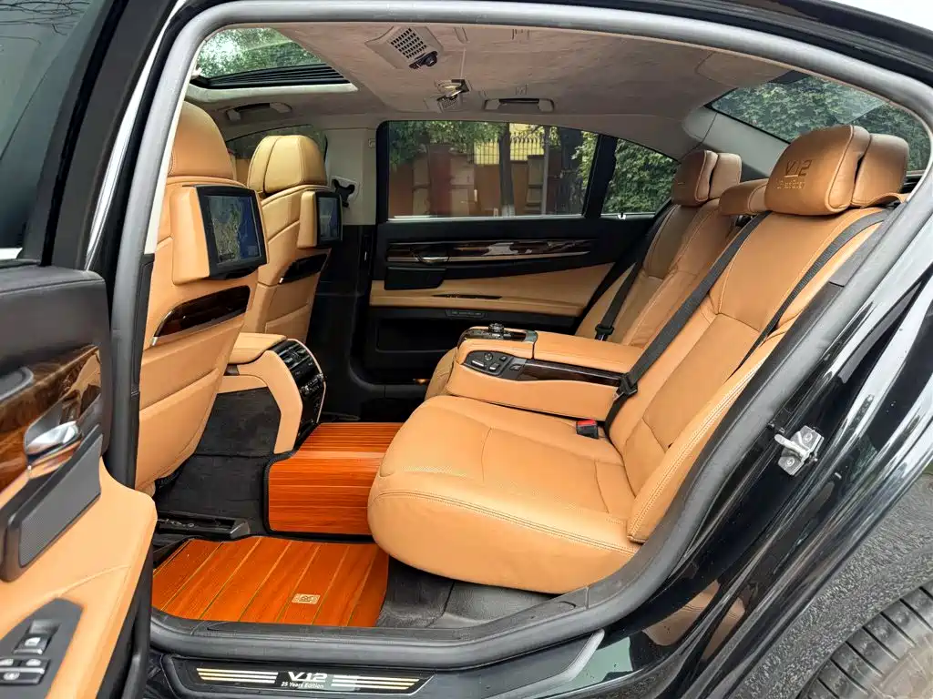 BMW 7 Series — миниатюра 10