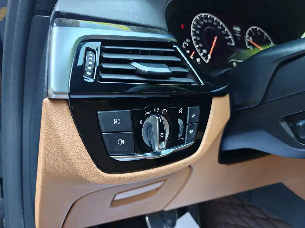 BMW 5 Series — миниатюра 17