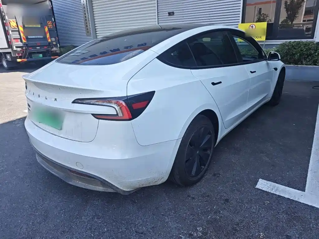 Tesla Model 3 — миниатюра 7