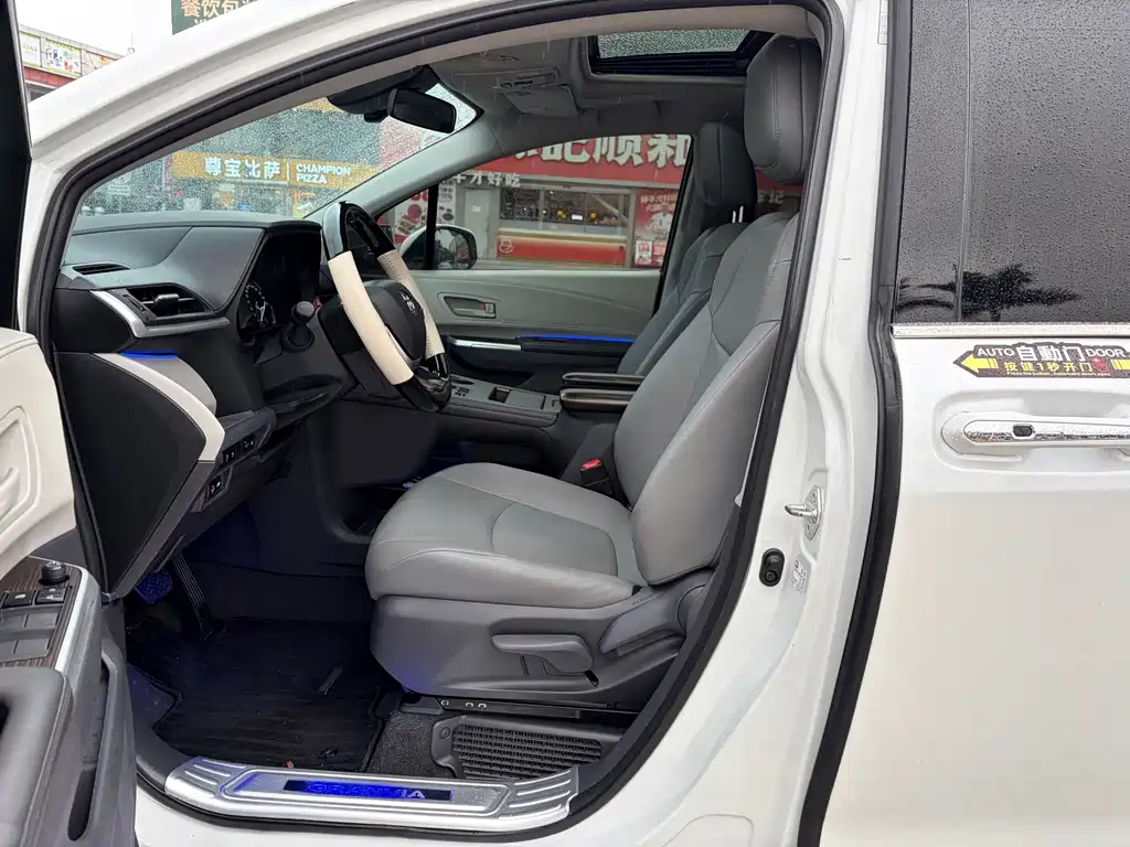 Toyota Granvia — миниатюра 16