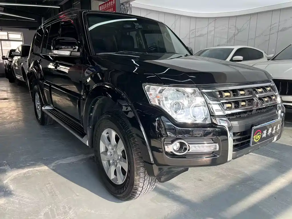 MITSUBISHI PAJERO
