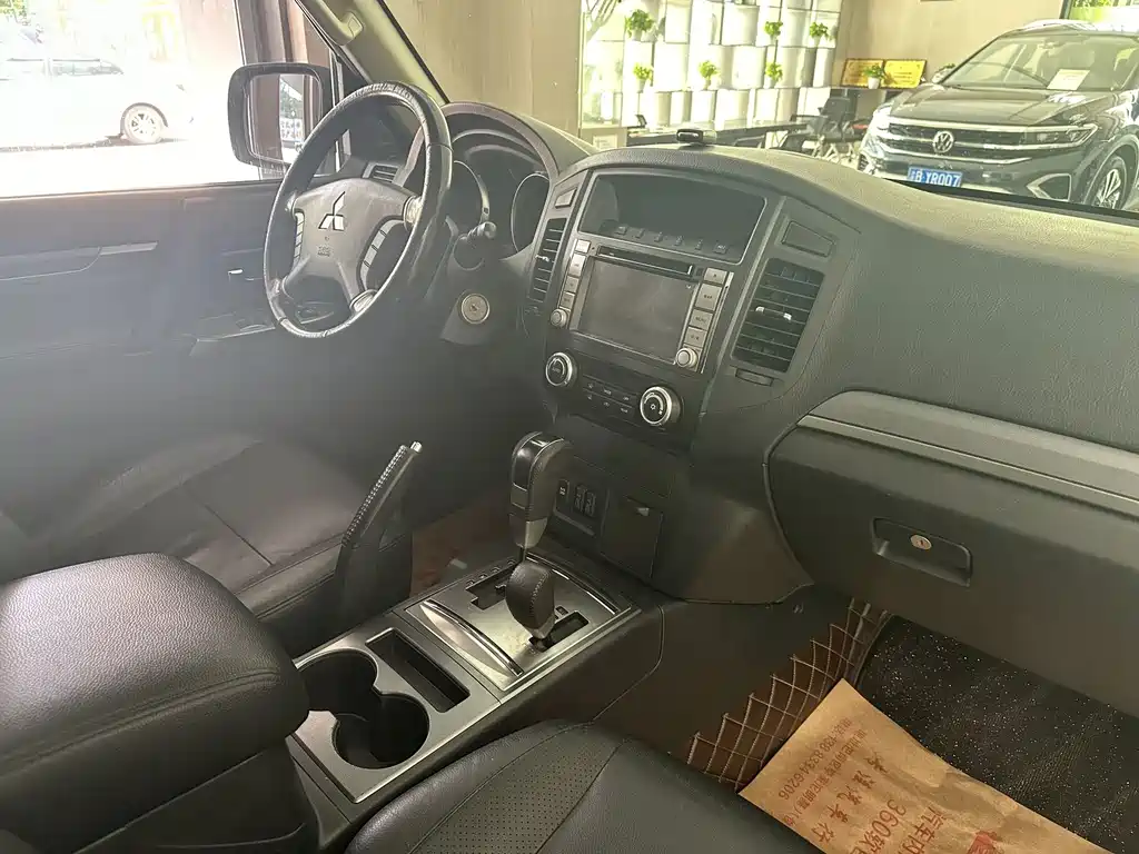 Mitsubishi Pajero (Import) — миниатюра 9