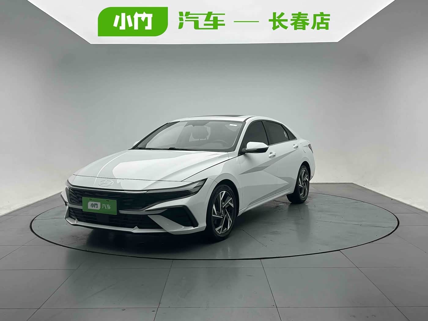 Hyundai Elantra 1.5 л 2023 г. Белый, пробег 16000 км