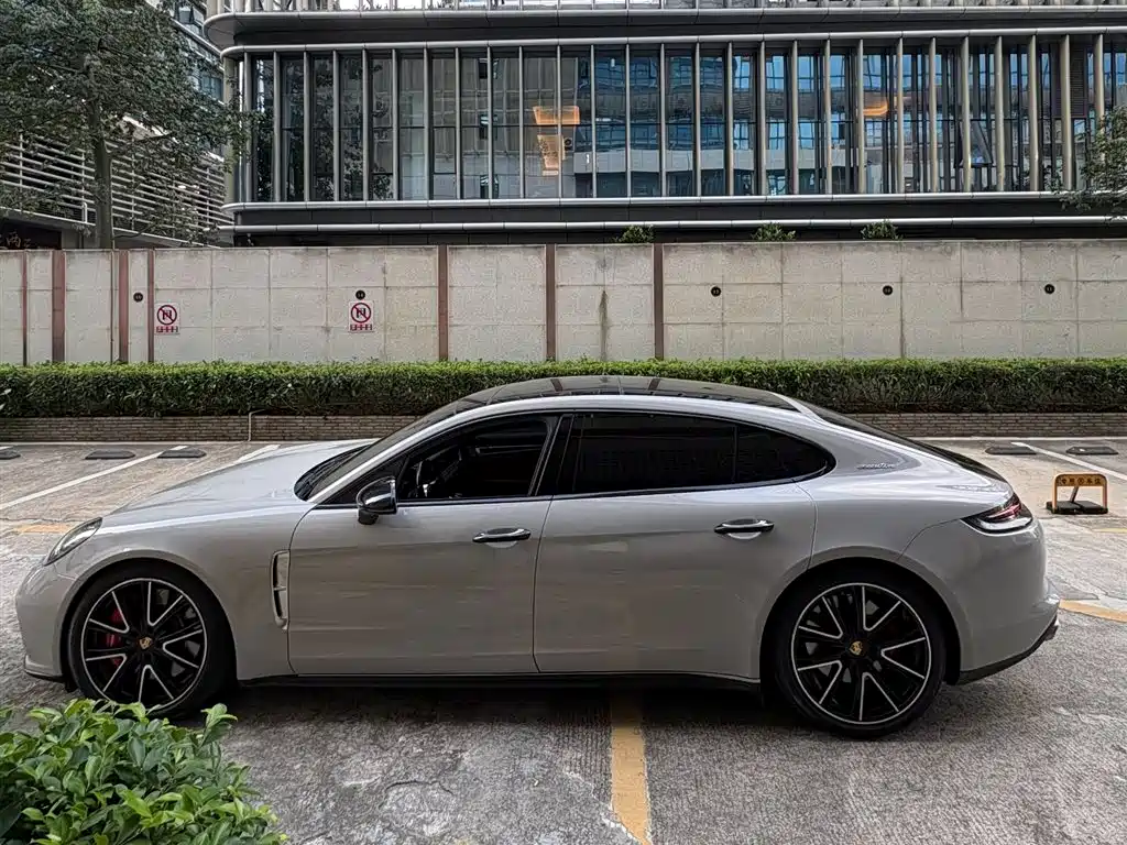 PORSCHE PANAMERA