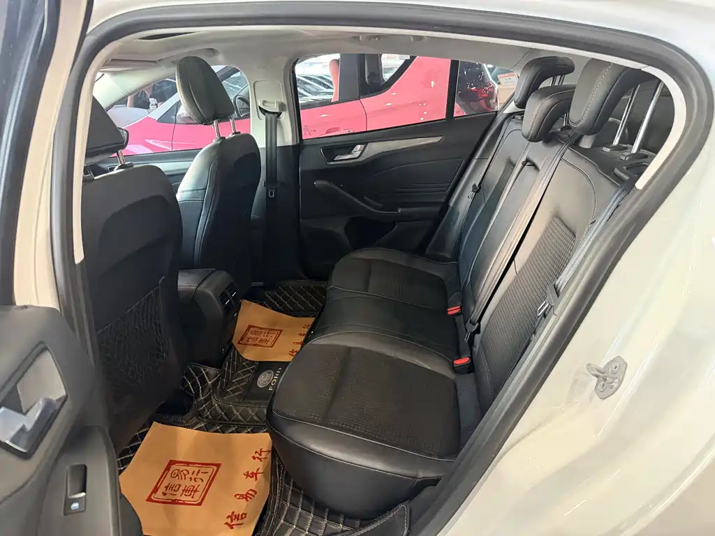 Ford Focus - фото 8