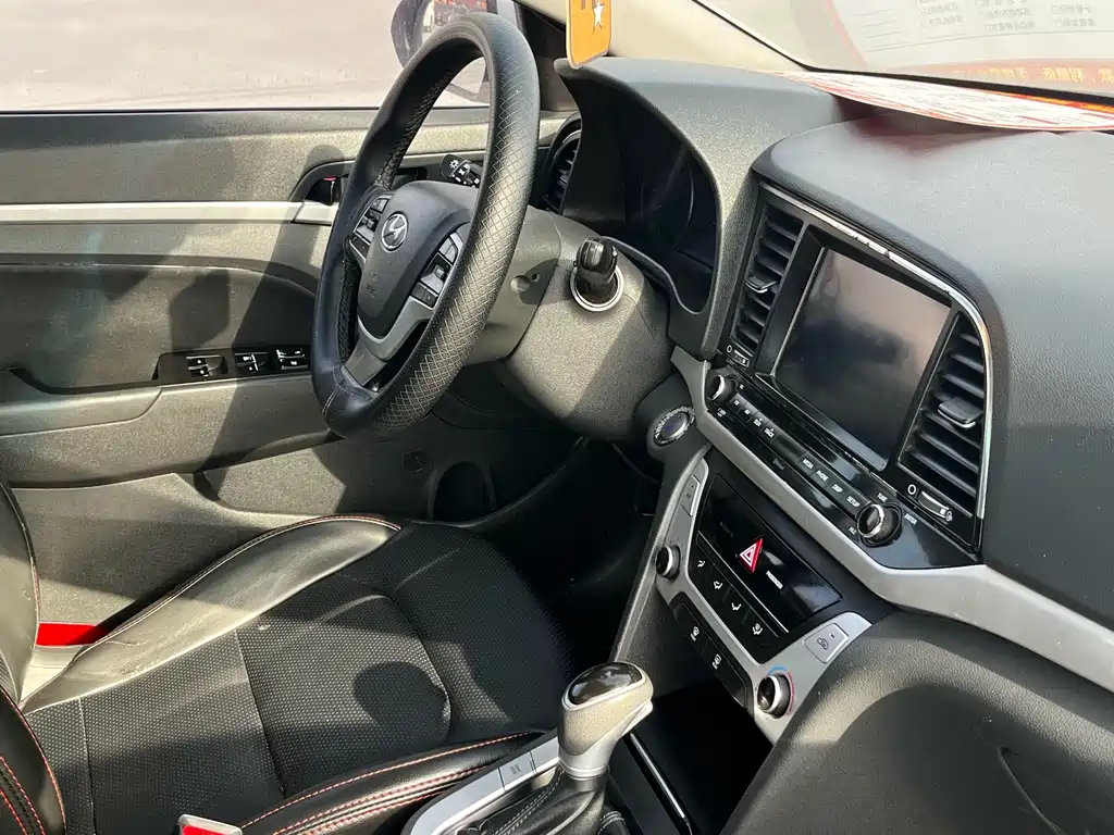 Hyundai Elantra — миниатюра 12