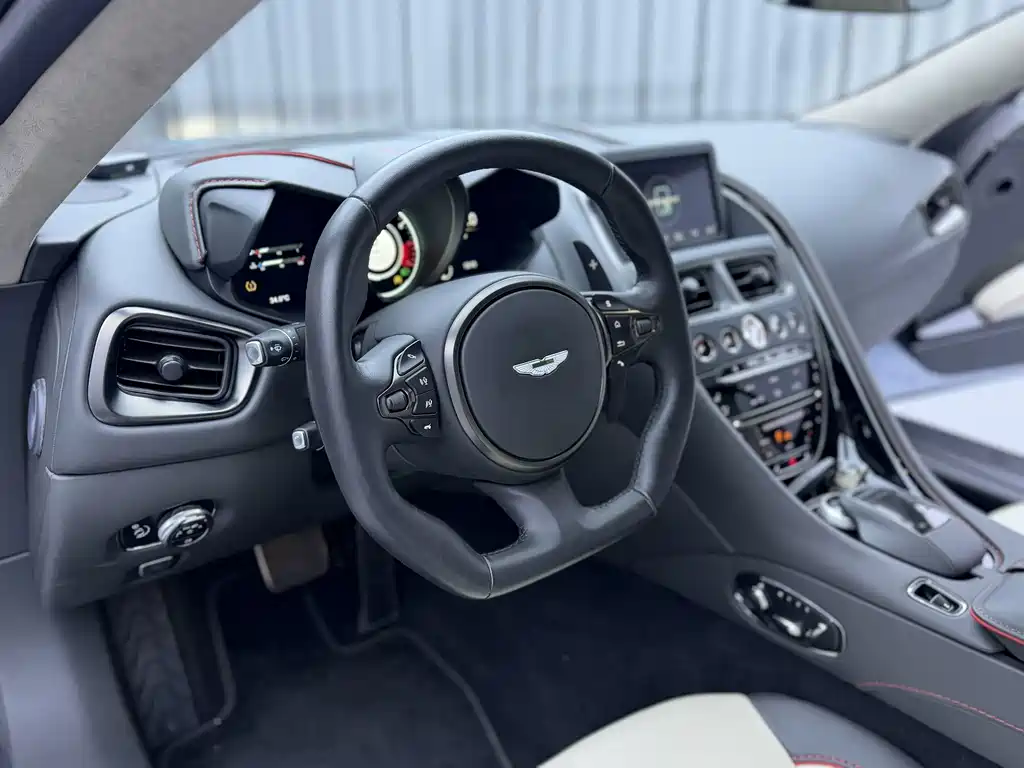 Aston Martin DBS — миниатюра 10
